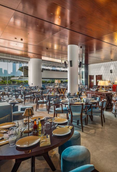 Nusr-Et Dubai’nin şık açık mutfak yemek alanı, şeflerin premium yemekleri hazırladığı lüks bir yemek deneyimi sunuyor.