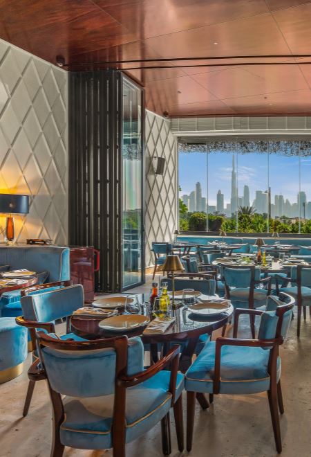 Dubai Four Seasons Hotel içerisinde yer alan Nusr-Et Dubai’nin zarif yemek alanı, modern avizeler ve lüks atmosferi ile üst düzey bir steakhouse deneyimi sunuyor.