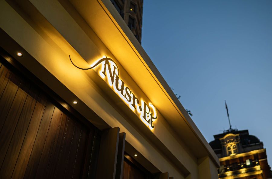 İmza akşam servisine hazırlanmış Nusr-Et restoran salonu